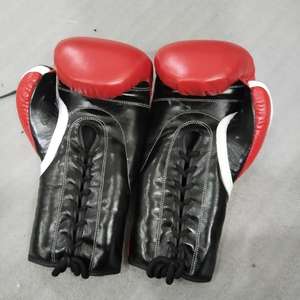 Guantes de Boxeo Personalizados OEM Rojos, Negros y Blancos con Cordones - Guantes de Entrenamiento de Cuero PU Profesional, Agrega tu Nombre a tu Equipo - Product Image 4
