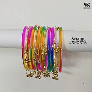 Juego de Brazaletes de Cristal de Gelatina Arcoíris Premium, Ghungroo Kashmiri Dorado, Joyería Étnica Moderna para Mujer, 16 Piezas, Chapado en Oro - Product Image 2