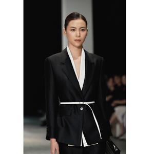 Blazer de Mujer de Diseño Exclusivo ODILE DOBLE CAPA, Blazer de Cuello Refinado, Suministro ODM, Blazer Sólido para Mujer de 650 gramos, Color Blanco - Product Image 1