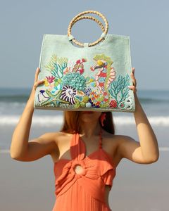 Sac à bandoulière élégant avec broderie florale et accents perlés pour les occasions spéciales - Product Image 2