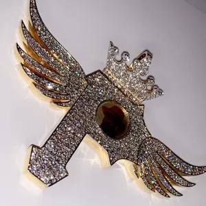 Pendentif personnalisé en forme d'ailes avec lettre, en moissanite ronde de 3,50 carats, plaqué or jaune 14 carats - Product Image 1