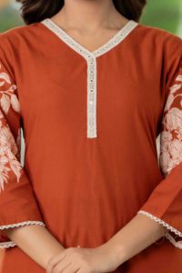 ชุดคุร์ตะผ้าฝ้ายแท้พิมพ์ลายดอกไม้สำหรับผู้หญิงพร้อมกางเกงขายาว - Product Image 5