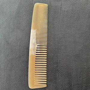 Peigne à cheveux en corne de vache fait main, écologique, moderne, MN EXPORTS, provenant de l'Uttar Pradesh, pour hommes et femmes, cadeau d'affaires, décoration intérieure - Product Image 1