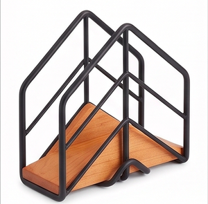 Porte-serviettes design vintage en acier inoxydable avec base en bois et finition noire, parfait pour la décoration de table de mariage et l'usage domestique - Product Image 1