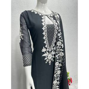 Ensemble de costume de fête pour femmes avec travail de couture sur le haut, le bas et le dupatta - Product Image 3