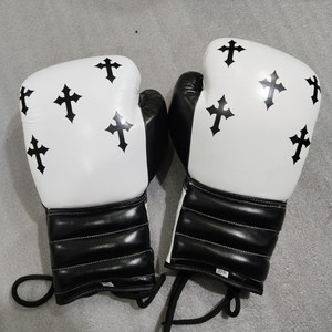 Gants de boxe personnalisés blancs et chromés en forme de cœur, faits à la main en cuir de vachette véritable, pour le sparring et l'entraînement - Product Image 2