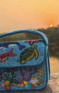 กระเป๋าถือทำมือจากอินเดีย รับรองโดย MS Handicraft ประดับด้วยลูกปัดแก้วหลากสี ดีไซน์ทรงบาแกตต์ รูปทรงตามสั่ง - Product Image 4