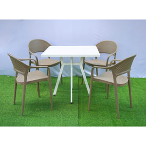 Table carrée en plastique de couleur blanche avec plateau en carreaux – Une table en plastique idéale pour une fête de thé en plein air dans un jardin - Product Image 3