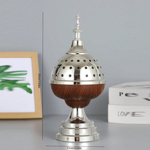 Magnifique brûleur d'encens en argent et bois avec un dessus bombé ventilé, une section centrale en bois et un finitionnel décoratif parfait. - Product Image 4