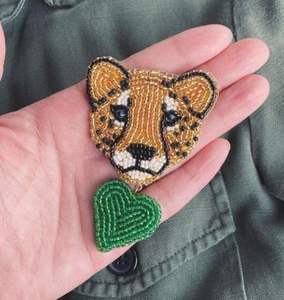 เข็มกลัดรูปพริกสีแดงแบบไม่ซ้ำใคร ประดับด้วยลูกปัดแก้ว ปักลายผัก ใช้ตกแต่งเสื้อผ้า กระเป๋า ของสะสมงานฝีมือสำหรับผู้หญิง - Product Image 4