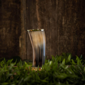 Vaso Vikingo con Borde de Cuerno, Hecho a Mano con Cuerno Natural de Búfalo, Tapa Impermeable Pulida, Impresión Tipográfica, Ecológico - Product Image 1