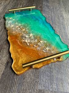 Adoro el océano tropical, te encantará esta elegante bandeja de resina con diseño de estrella de mar, escamas doradas y asas doradas. - Product Image 5