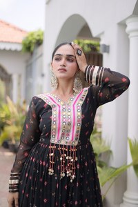 Kurti de georgette sintético con estampado Bandhej, bordado Gamthi y adornos de espejo, perfecto para las noches de Garba. - Product Image 5