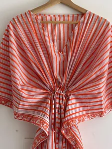 Robe maxi kaftan en coton imprimé rouge corail de qualité supérieure, style bohème, col en V, manches courtes et coupe décontractée pour les vacances. - Product Image 3