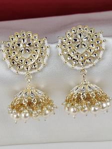 Pendientes de aleación chapados en oro con diseño de flor, cristales de imitación y perlas de imitación para mujer, ideales para bodas y fiestas. - Product Image 2
