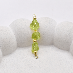 Conector de Peridoto Natural en Bruto de Tres Piedras con Abalorio, Conector Hecho a Mano Chapado en Oro, Joyería de Piedra de Nacimiento, Regalo para Ella - Product Image 2