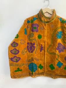 Veste en velours brodée Suzani couleur moutarde |   Manteau d'hiver floral de style indien fait main |   Vêtements d'extérieur ethniques de luxe. - Product Image 2