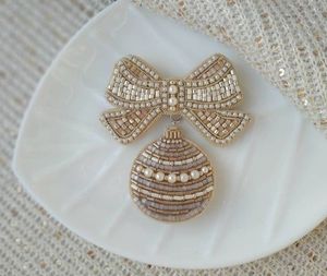 Broche de Lujo Hecho a Mano con Bordado y Cuentas, con Detalles de Cristal Fino - Product Image 3
