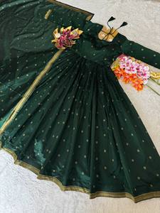 Impresionante vestido Anarkali con vuelo y dupatta para mujer, con bordado Zari dorado, perfecto para bodas y ocasiones festivas. - Product Image 3