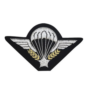 Insignias bordadas a mano de alta calidad con diseño personalizado en tela de sarga, insignia de corona con hilo de oro. - Product Image 1