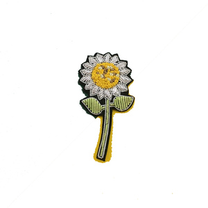 Broche de moda de lujo hecho a mano bordado de Corazón Azul de hoja personalizado con cuentas de alambre de lingotes Pin hecho a mano para accesorio de ropa - Product Image 2