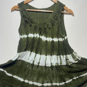 Atractiva Blusa Túnica Boho sin Mangas con Cuello Redondo y Estampado Tie Dye Verde Oliva para Mujer |   Vestido Casual Holgado con Corte Evase para Verano - Product Image 5