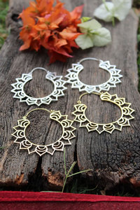 Pendientes de Aro Anchos Curvos de Oro Hechos a Mano, Gruesos y Martillados, Estilo Bohemio Minimalista, Venta al por Mayor por Hari Om Creations - Product Image 4