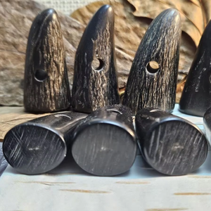 Botones de cuerno de búfalo pulidos a mano, ecológicos, de arte popular, diseño de cruz, origen India, 2 agujeros, para coser en ropa - Product Image 1