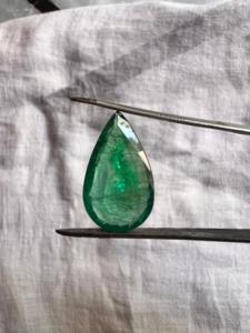 Émeraude naturelle zambienne de 14,85 carats, taille poire – Pierre précieuse verte extra-large pour bijoux de caractère et acheteurs en gros internationaux - Product Image 1