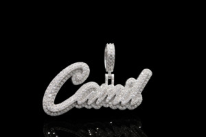 Colgante de Letra Caramelo Chapado en Oro con Micro Pavé de Diamantes, Amuleto Temático Hip Hop, Regalo Unisex - Product Image 2
