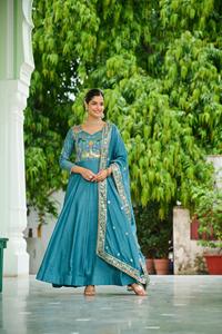 Robes Anarkali de mariage indiennes les plus belles, en soie Vichitra, ornées de paillettes riches, de broderies multi-fils et de broderies Zari. - Product Image 2