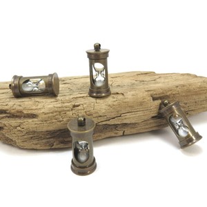 Nouvel Arrivage – Sablier Cylindrique en Verre Bronze Style Mid-Century Moderne, Fait Main, Écologique et Portable pour Usage Décoratif - Product Image 3