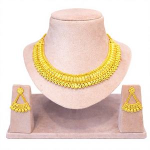 Conjunto de collar tipo gargantilla con acabado dorado y pendientes colgantes a juego – Joyería de diseño elegante 23299 - Product Image 1