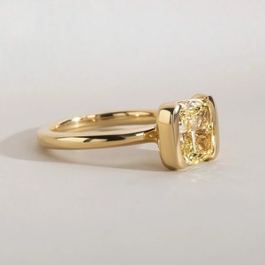 Anillo de Diamante Amarillo de 3.25CT, Corte Cojín, Cultivado en Laboratorio, Engaste de Media Bisel, Oro de 14K, Proveedor - Product Image 3