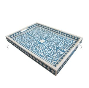 Plateau de service élégant avec motif floral bleu en os et résine, forme rectangulaire et poignées, pour usage résidentiel - Product Image 4