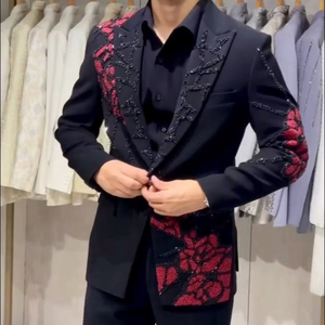 ชุดสูทผู้ชายสีดำดีไซน์เนอร์พร้อมงานปักสีแดง – ชุดเบลเซอร์ทรงเข้ารูปสำหรับงานแต่งงานและงานกลางคืน - Product Image 1