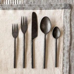 Ensemble de couverts minimalistes noir mat 5 pièces, couverts en métal durables pour le camping, la vie de plein air, la table, ensembles de couverts haut de gamme pour les fêtes - Product Image 1