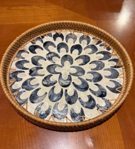 Plateau de service rond en rotin fait main avec motif floral bleu, plateau décoratif en nacre, plateau tissé pour la maison et les restaurants - Product Image 6