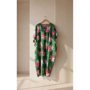 Kaftan Rose Garden, élégant cache-maillot de bain avec un imprimé floral séduisant - Product Image 4