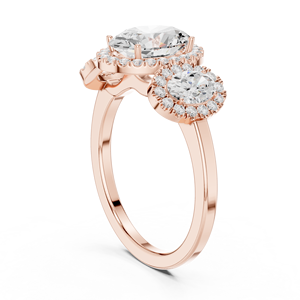 Anillo de Compromiso de Lujo con Tres Diamantes de Corte Ovalado y Halo de Piedras Laterales en Oro Rosa, Fabricante de Joyería Fina Personalizada - Product Image 2