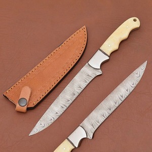 Cuchillo de chef para filetear hecho a mano con acero de Damasco, mango de hueso de camello y funda de cuero. - Product Image 1