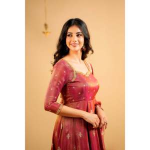 Vestido Anarkali de Satén Hecho a Mano por Diseñador, Corte en A, con Cuello Cuadrado, Pantalón y Dupatta en Color Contrastante, Cintura Imperio, para Fiestas - Product Image 2