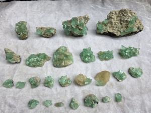 Apofilita Verde Natural y Hermosa con Lote de Minerales de Stilbita, Colección de Especímenes de Cristal Premium para Exhibición, Decoración, Sanación y Regalo - Product Image 3