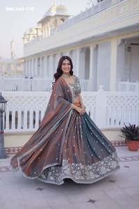 Magnifique ensemble Lehenga Choli et Dupatta en soie de créateur, brodé de paillettes et de fils, provenant d'un fournisseur indien. - Product Image 5