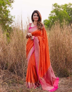 Sari traditionnel KV en soie d'art Zari orange avec bordure, et chemisier de fête réversible infroissable non cousu - Product Image 2