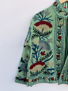 Veste en coton brodée à la main de Jaipur, Inde, style Suzani, vêtements de festival bohème, vêtements ethniques traditionnels faits à la main, veste unisexe - Product Image 3
