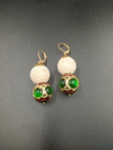 Boucles d'oreilles pendantes vintage plaquées or avec perles d'imitation et pierres vertes serties, bijoux de fête pour femmes - Product Image 5