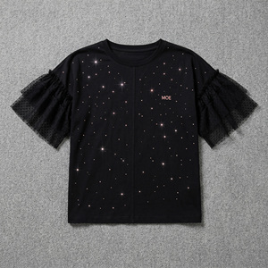 เสื้อยืดผ้าทูลปะติดปะต่อแบบ OEM สกรีนโลโก้ได้ตามสั่ง ขายส่งเสื้อผู้หญิงเก๋ไก๋ ประดับคริสตัลวิบวับ แขนสั้นระบาย ผ้าซีทรูหลายชั้น - Product Image 3