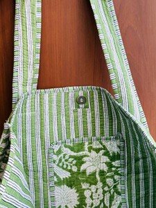 Sac fourre-tout en coton fait main de haute qualité, grand format matelassé, magnifique imprimé à blocs, réversible, ouvert, pour le marché d'automne et le shopping - Product Image 4