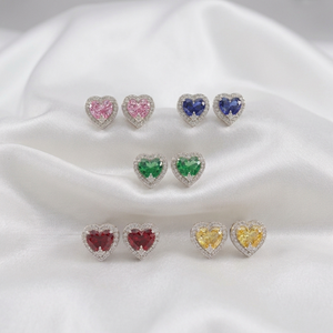 Elegantes Pendientes de Oro Fino de 14 Quilates con Zafiro Azul Corte Pera Cultivado en Laboratorio Certificado y Diamantes Redondos en Micro Pavé en Forma de Corazón - Product Image 2